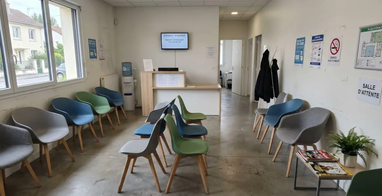 Une salle d'attente médicale contemporaine baignée de lumière naturelle avec des sièges design épurés et un espace lumineux